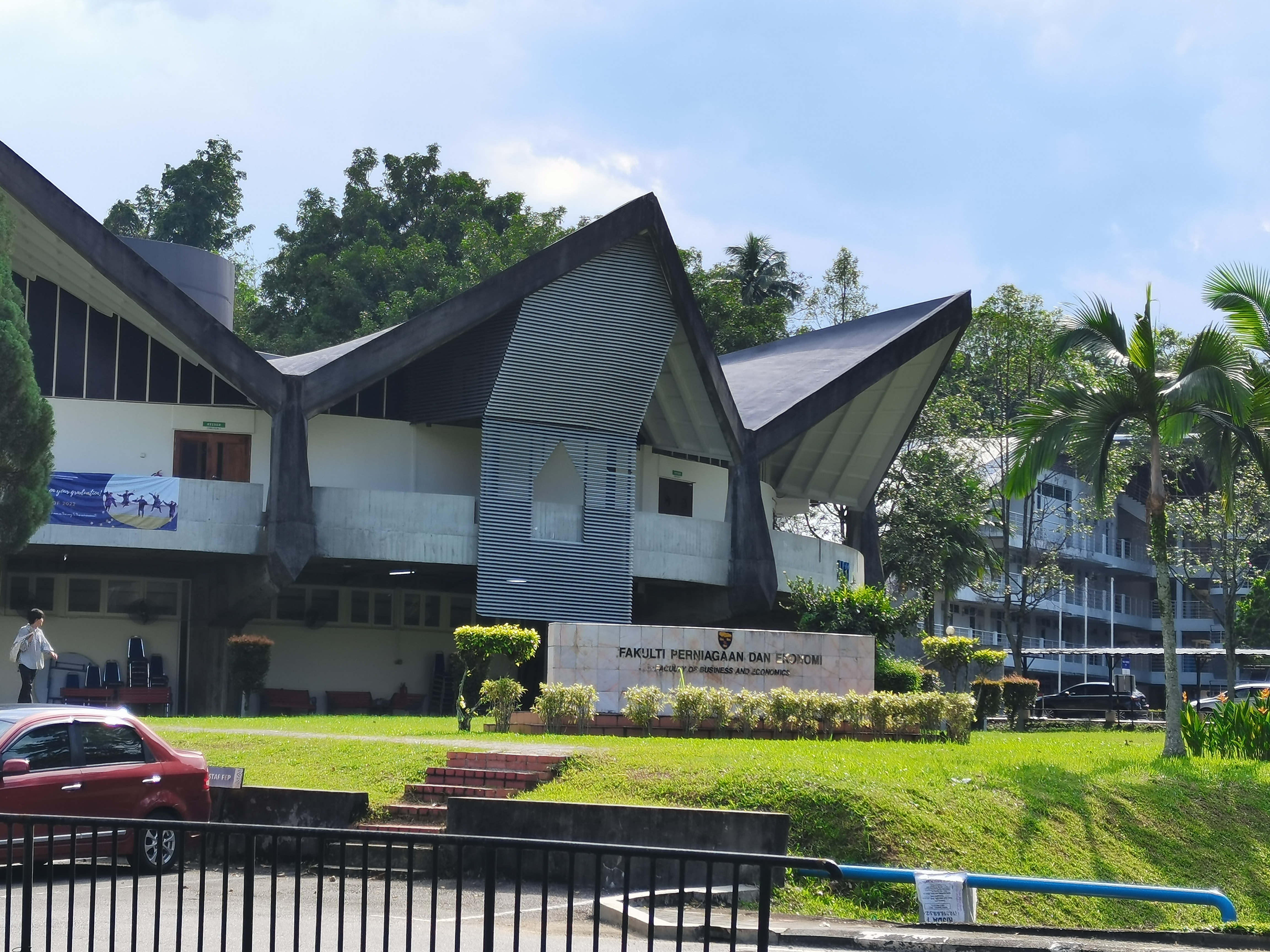Faculty of Business and Economics